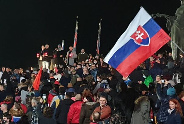 Kormányellenes tüntetések: Vulgarizmus, füstbomba, könnygáz. Több ezren gyűltek össze a szlovák fővárosban