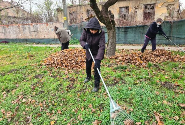 Őszi nagytakarítás Kürtön – a helyi nyugdíjasok is segítik az önkormányzat munkáját