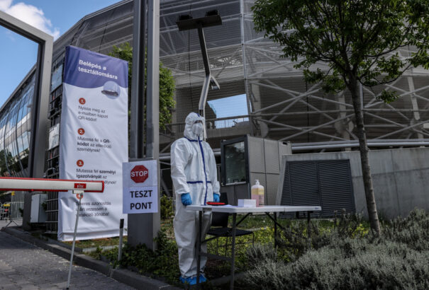 Magyarországon 6 393 fővel emelkedett a fertőzöttek száma és elhunyt 135 beteg