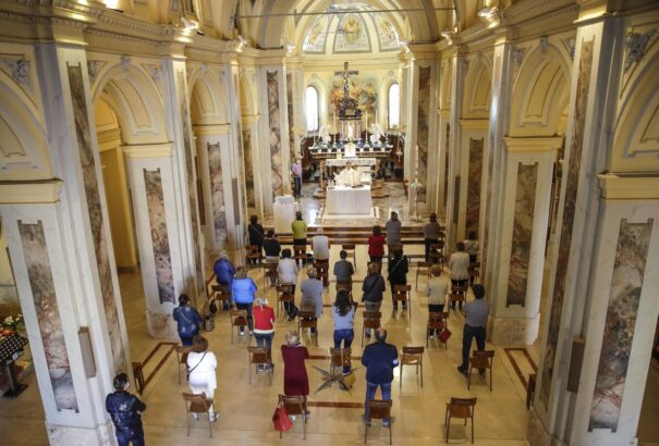 A templomokban újra a sakktáblaszerű ülésrend van érvényben. A felmentés továbbra is hatályban marad