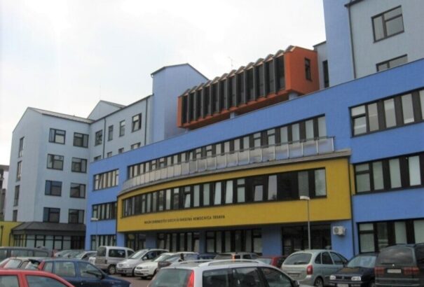 Fegyverrel ment be egy férfi a Nagyszombati Egyetemi Kórházba – a rendőrségen kötött ki