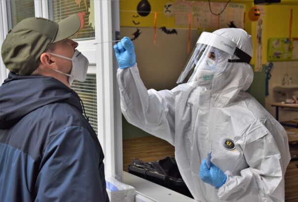 Az 500 eurós jutalom az országos tesztelés második fordulójában is jár az egészségügyi dolgozóknak