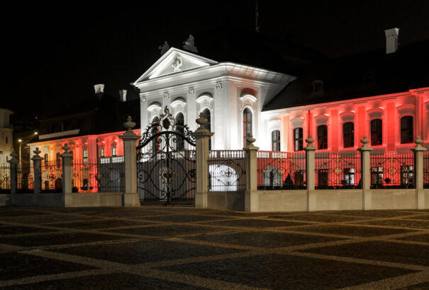 Az osztrák nemzei lobogó színeivel világították ki az elnöki palotát