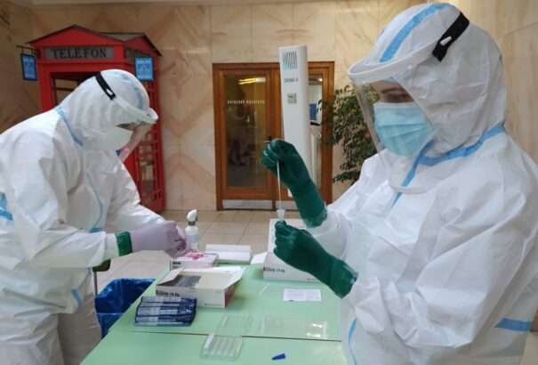 A tűzoltók 25 járásban tesztelnek ingyenesen COVID-19-re