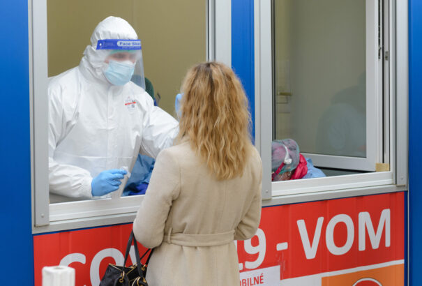 A tűzoltók mintavételi pontjain két nap alatt több mint tízezer személyt teszteltek le