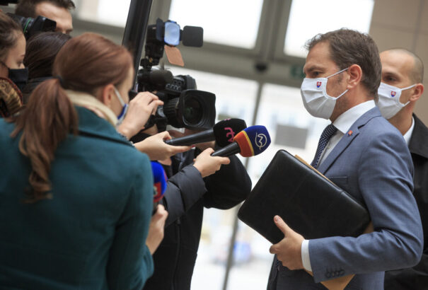 A járványügyi bizottság jóváhagyta Matovič javaslatát. Hétfőtől megnyitnak a színházak és a templomok