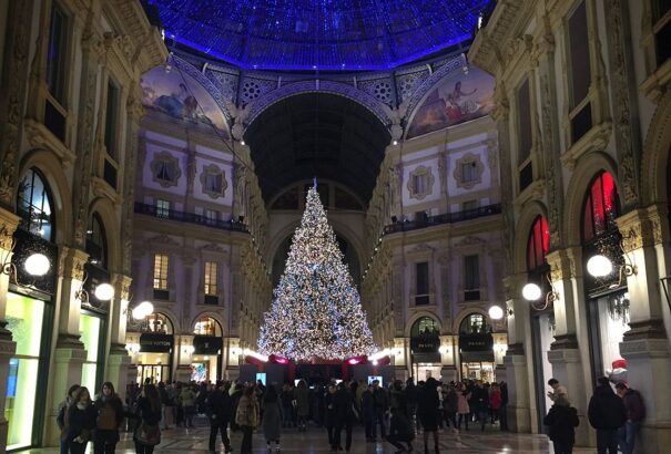 Megszállták az üzleteket a milánóiak a tiltások enyhítésének legelső perceiben