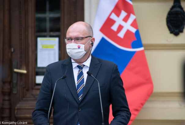 Szlovákiában kijárási tilalom van korlátozásokkal, Sulík Dubajban pihen és kritizálja a kormányt