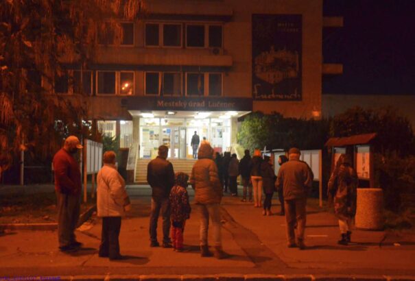 Tömött sorok a mintavételi helyeken Losoncon este fél 8-kor is