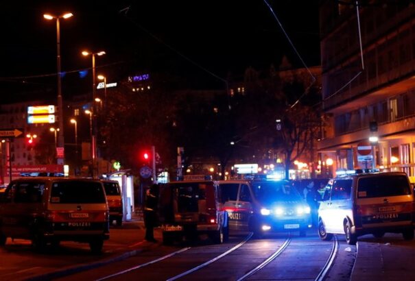 Elszabadult a pokol a szomszédban: Támadás történt Bécsben, egy zsinagógánál – többen meghaltak (Videó)