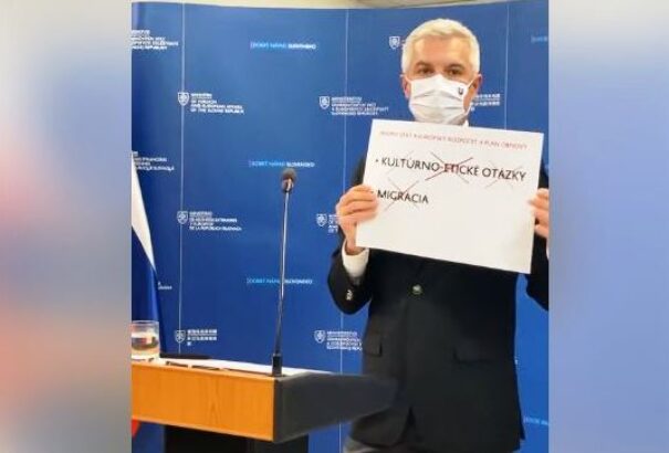 Szlovákia kifarolt Magyarország mögül a jogállamisági vitában