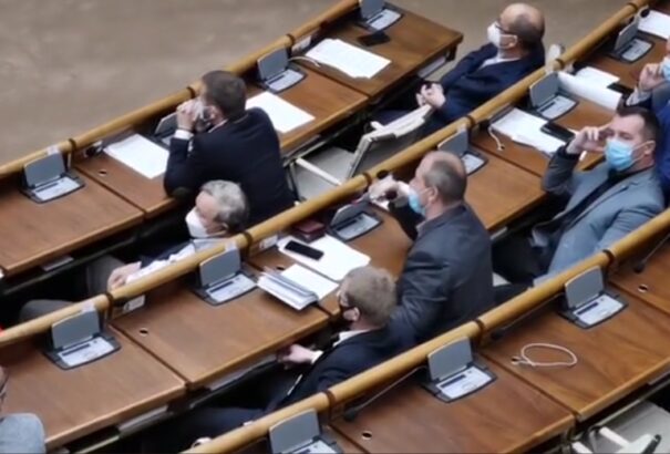 Cirkusz a parlamentben: Kotlebáék megtagadták vírusteszt-igazolásuk felmutatását