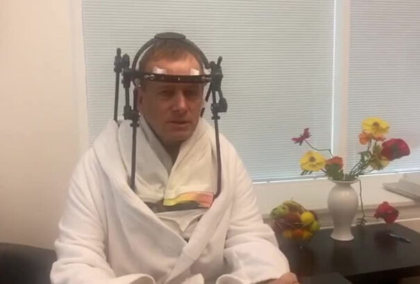 A látogatási tilalom ellenére Kollár kórházi ágya mellett tartották meg a koalíciós tanácsot