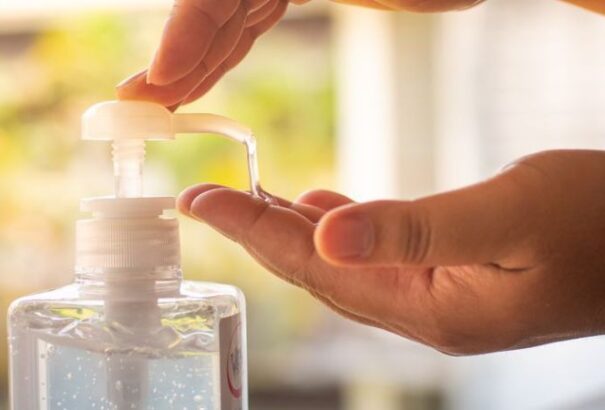 Cseh szállodatulajdonosok: Figyelmeztetés nélkül 100-ból csak 3 vendég fertőtleníti a kezét