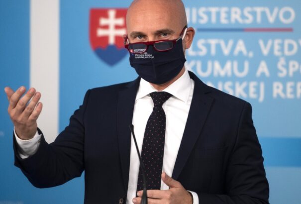 Gröhling karácsonyi jutalmat ígér az iskolaügy dolgozóinak