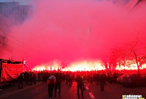 A lengyel jobboldal az ország függetlenségét ünnepli. Több ezren meneteltek Varsóban