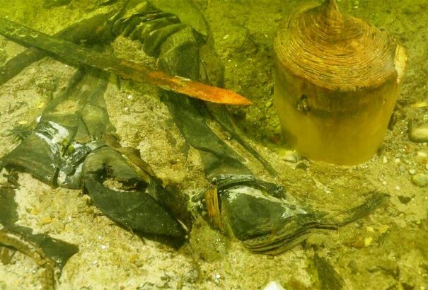 Egy középkori harcos csontvázára bukkantak egy litván tóban (Képekkel, videóval)