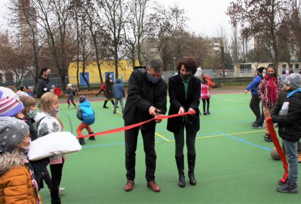 Új sportpályának örülhetnek a gyerekek  a komáromi Munka Utcai Alapiskolában