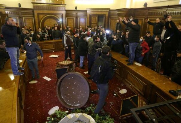 Tüntetők hatoltak be a parlament és a kormány épületébe, megverték a házelnököt