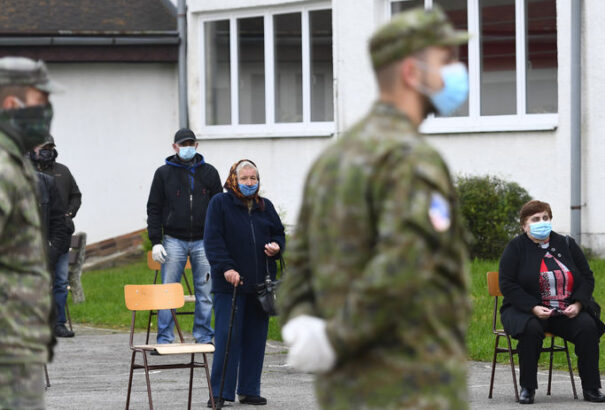 A védelmi tárca megkezdi a honoráriumok kifizetését az első hullám idején teljesített szolgálatért