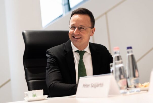 Magyarország már teszteli az orosz koronavírus elleni vakcinát. Hazai gyártásáról is tárgyalnak