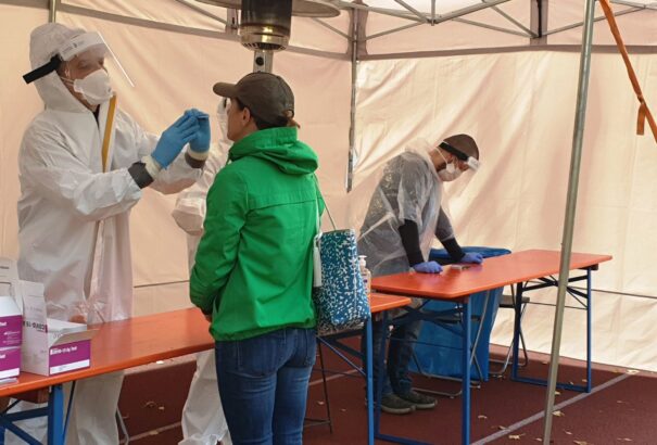 Mit jelent az, ha COVID-19 negatív/pozitív vagyok? Mennyire megbízható az antigén, és mennyire a PCR teszt?