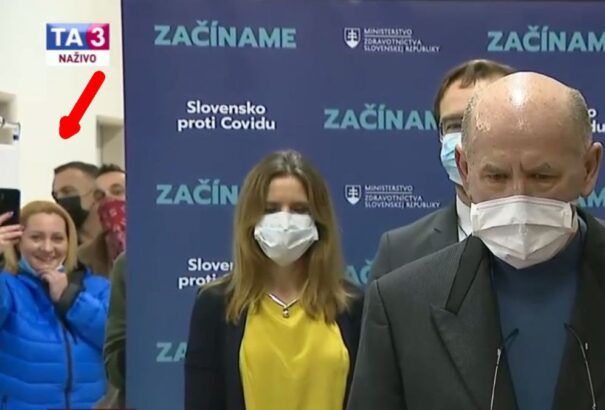 Facebookos álhírterjesztő és vírustagadó produkálta magát a kamerák előtt az első oltások kiosztásakor