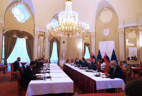 Egyszeri jutalmat és fizetett szabadnapot kapnak az állami és közalkalmazottak