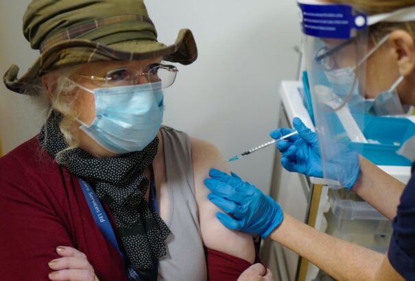 Az Egyesült Királyságnak hetente kétmillió embert kell beoltania ahhoz, hogy elkerülje a vírus harmadik hullámát