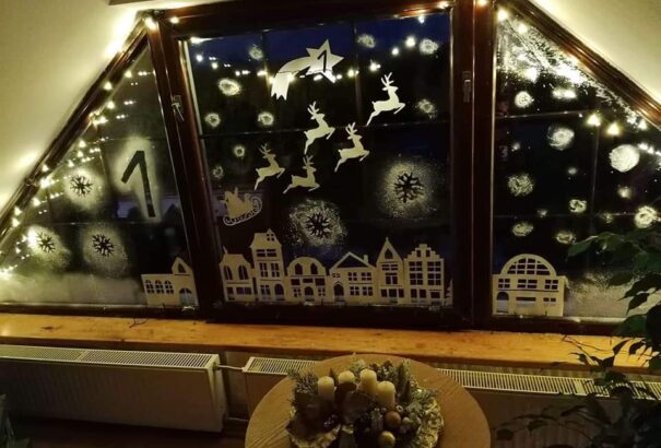 Látványos adventi ablakok Zsigárdon