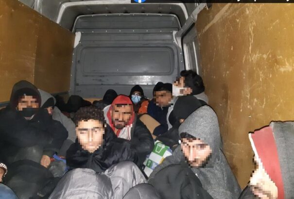 16 illegális migránst fogtak a Dunacsún–Rajka határátkelőn