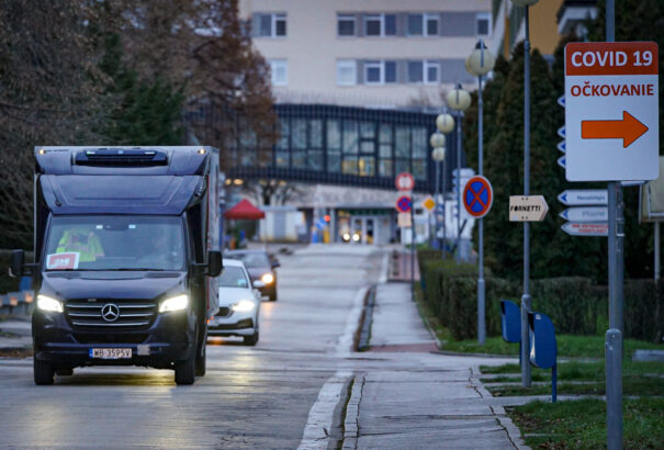 Este 7 órától a nyitrai kórházban adják be az első oltásokat