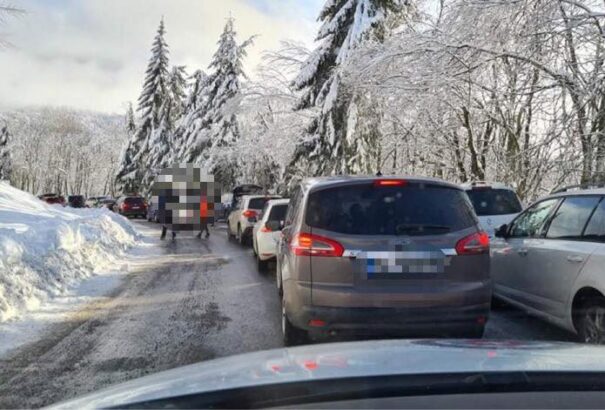 Le kellett zárni az egyik ismert síközpontba vezető utat a rengeteg odatartó turista miatt