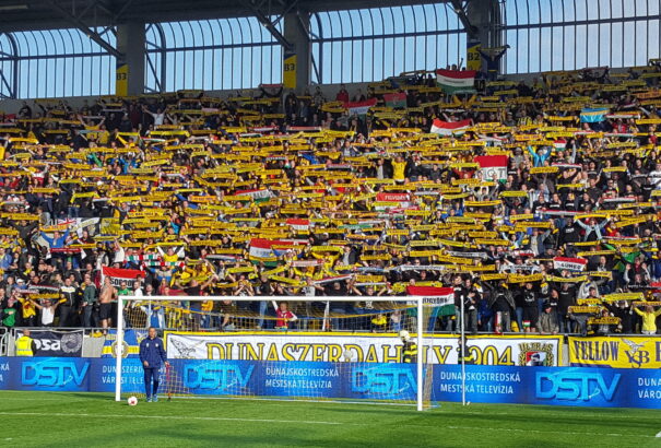 Szégyen a köbön: A nagyszombati ultrák ellopták Világi stadionjából a DAC legnagyobb szurkolói klubjának fő drapiját