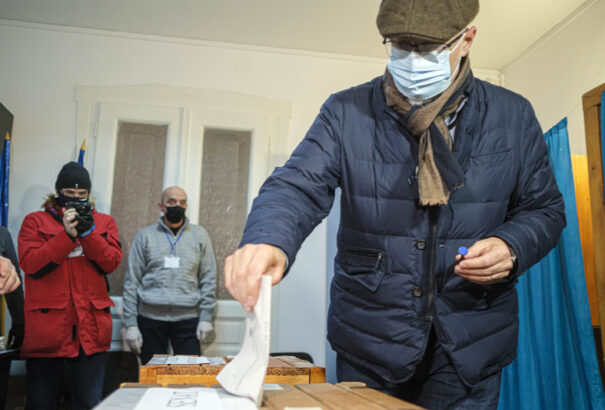 Exit poll: A PSD nyert Romániában, az RMDSZ és az AUR is bejutott a parlamentbe