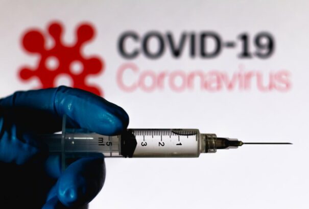 Globsec-felmérés: A vírussal és a vakcinával kapcsolatos konspirációkban a V4-es országok közül Szlovákia polgárai hisznek a leginkább