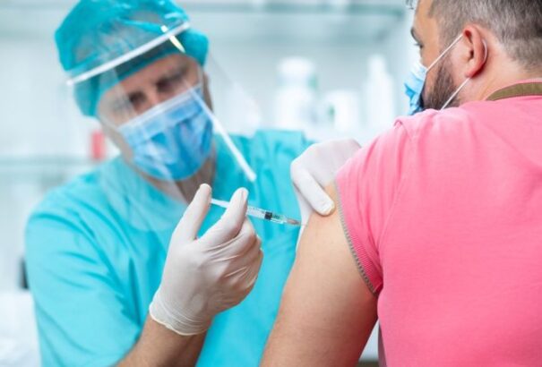 Csehországban először a 65 év felettieket és a súlyos betegeket fogják beoltani a koronavírus elleni vakcinával