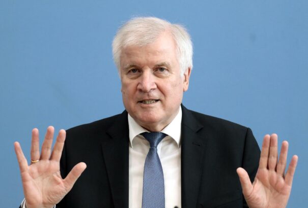 Koronavírus – Német belügyminiszter: az oltás nem járhat kiváltságokkal