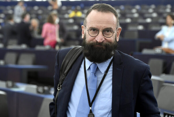 Szájer József beismerte, hogy ott volt az illegális brüsszeli bulin. A rendőrség drogot is talált nála