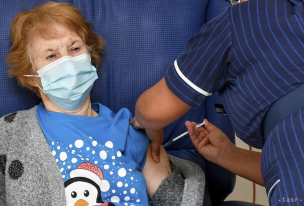 Nagy-Britanniában beoltották az első embert a Pfizer/BioNTech koronavírus elleni vakcinájával