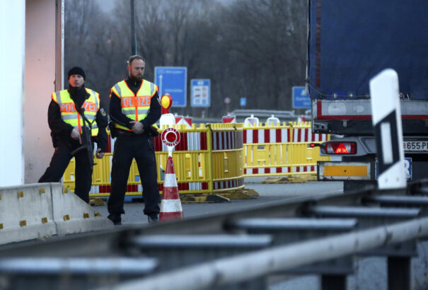 Az Ausztriába utazó szlovákiai polgároknak szombattól tíznapos karantént kell abszolválniuk