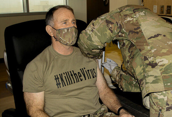 Szeptember közepéig az amerikai hadsereg minden tagjának fel kell vennie az oltást