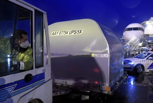 Újabb koronavírus elleni vakcinaszállítmány érkezett Magyarországra