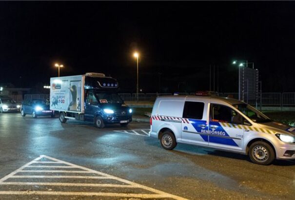 Így érkezett meg Magyarországra az első vakcinaszállítmány – képek