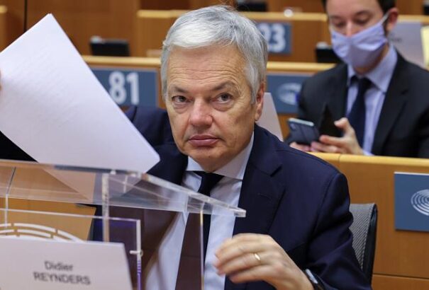 Belefáradtak az EP-képviselők a jogállamisági vitába