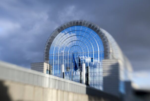 Most akkor ki zsarol kit?  – Az EP bizalmatlansági indítvánnyal fenyegette meg a Bizottságot