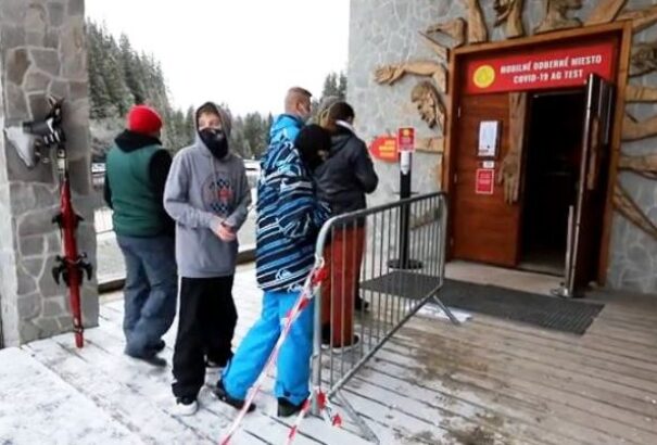 Sípályákat kellett bezárni Ausztriában a tömeg miatt. Szlovákiában megkezdődött az aranyhét