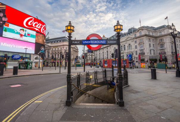 Az új koronavírustörzs terjedése miatt szinte teljes zárlat lép életbe Londonban és környékén