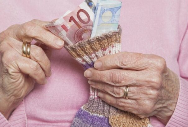 Januártól legkevesebb 9,40 euróval emelkedik az öregségi nyugdíj