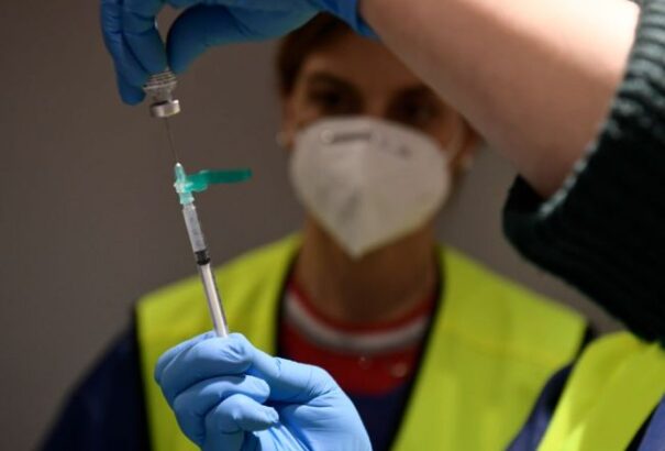 A csehek jóváhagyták, hogy egy ampullából öt helyett hat adag vakcinát használjanak fel